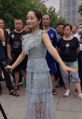 美女街头情歌对唱网红歌曲《你莫走》 一旁观众听的很享受