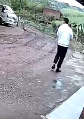 四川一男子入室盗窃 急坏邻居家栓着的狗