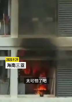 海南一院校宿舍楼起火 事发时学生在上课