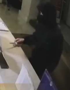 男子深夜抢劫宾馆遇机智女，没抢到钱反而被抓！