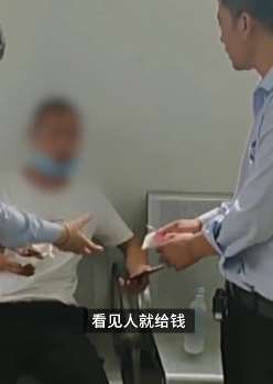 郑州一男子酒后见人就发钱 自称因离婚心情不好