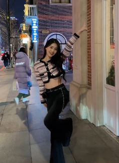 活泼小姐姐「潘蕾亦」分享街拍穿搭,冬日露腰不怕着凉吗?
