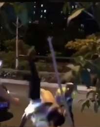 秦皇岛交警执法被背摔