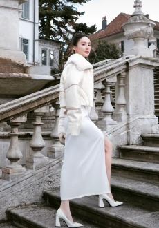 演员金晨分享春日瑞士户外随拍 网吧：今天笑的特别灿烂