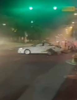 佛山一保时捷与多车相撞致2死1伤