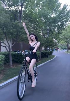迷人小姐姐「ToTo」清凉穿搭街头骑行 网友:可以载我兜风么