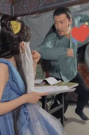 于震老师看剧本也不忘拍段子 撩起女演员面纱后逗人玩