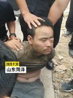 菏泽警方悬赏2万缉拿杀人犯已落网 其相貌突出容易辨认