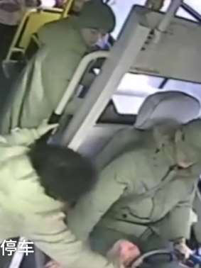 黑龙江一女子因坐过站与司机抢方向盘致公交车撞向护栏！