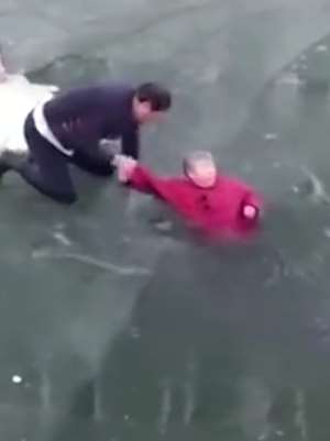 勇敢大叔用手破冰施救掉入水中的老人