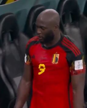 世界杯比利时出局，卢卡库赛后拿替补席边上的玻璃出气