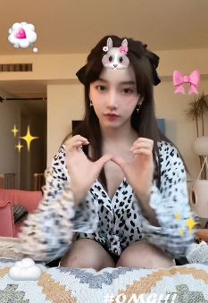 演员姜贞羽淑女穿搭居家浅跳 网友：人间精灵