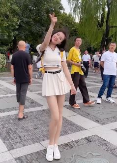 网红《大霖Darling》小姐姐逛西湖热舞 身后小伙看得目不转睛