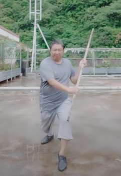 酷似洪金宝的90后男子扎拉表演棍法