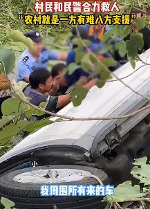 湖北钟祥一轿车侧翻水沟 村民与民警合力救人