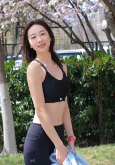 演员许潇晗分享春日户外跑步运动vlog，网友：满满的青春气息