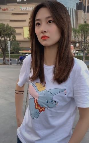 沉思中的小姐姐更加迷人