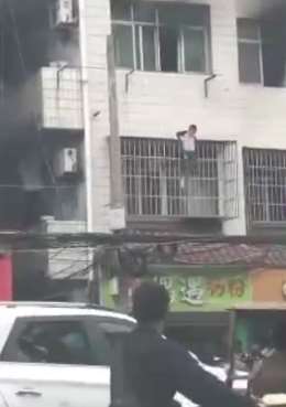 湖北一男孩在家上网课时起火 从三楼跳下逃生