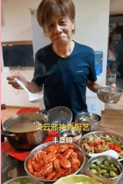 演员梁小龙秀厨艺，发抖音分享自己做的美食