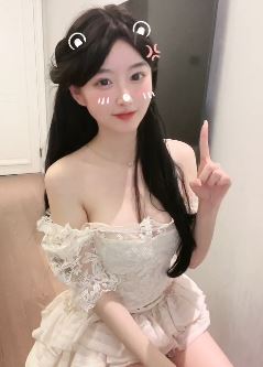 迷人小姐姐「莓汽罐」穿抹胸裙居家随拍 网友:想要这套衣服