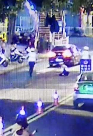 陕西一司机夜遇查酒驾，闯卡撞伤交警后逃逸