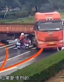 半挂车转弯时如果遇到这种情况应赶紧远离！