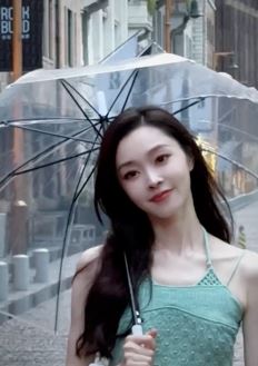 演员宋轶清凉穿搭分享逛街随拍，状态好彰显青春与活力！