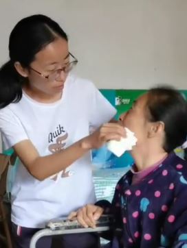 女孩放弃学业带母四处看病负债数十万 网友:伟大的母女情