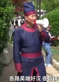 保安扮成捕快公园巡逻 用喇叭提醒游客文明赏花