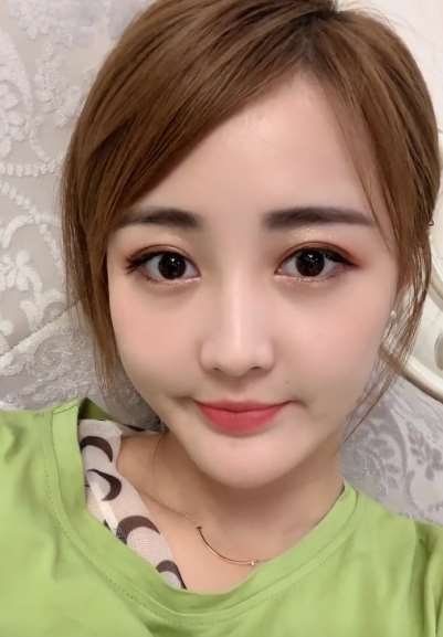 美女玩自拍，你觉得好看吗？