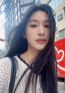 演员张俪早春穿搭分享街头随拍 春风吹起秀发的样子很迷人