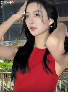 车模「苏宁」红裙穿搭分享户外随拍，一条大长腿太吸睛！