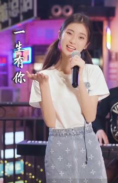 网红歌手「kiki大魔王」路演献唱经典老歌《一生有你》网友 :治愈的声音!