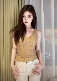 漂亮小姐姐「郑庭妍」居家分享吊带背心穿搭,这么出街一定很吸睛!