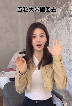 美女车模「张芮尔」挑战蚂蚁搬大米合拍 网友：芊芊玉手，细长又协调