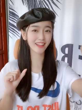 活泼可爱的美少女，让人情不自襟的多看两眼！