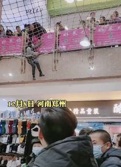 郑州一女子与男友吵架欲轻生跳楼