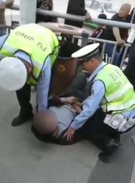 吉林一醉酒男当街猥亵殴打女子被交警制服