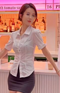 网红小姐姐「张婧彤」分享穿职业装状态,网友:太有味道了!
