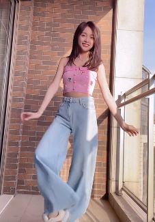 吴宣仪挑战王心凌爱你舞蹈 网友：新版本的爱你！