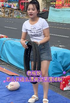 小伙街头玩套圈差点把漂亮老板娘套走