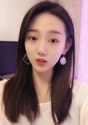 一个甜美文静的女孩讲情感语录