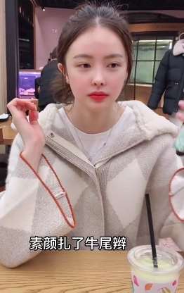 韩国女孩约会一天换几次造型，能和这样的姑娘约会一定很幸福！