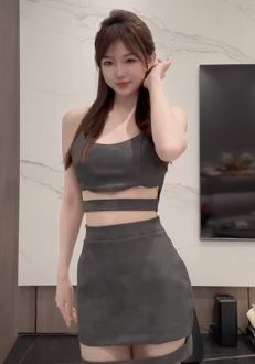 广州小姐姐「杨杨」穿露腰美裙居家浅跳 网友：身材绝了