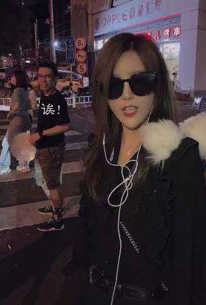 美女街头演唱《兄弟想你了》 路过帅哥听到后主动配合