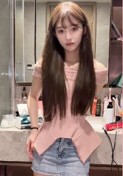纯欲小姐姐「QAnna」洗手间玩自拍 网友:我的心为你而动