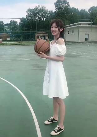 喜欢打篮球的美女,果然是个篮球高手