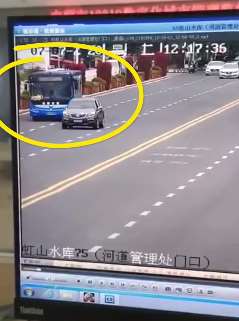 贵州安顺一公交车侧翻坠湖 现已被打捞上岸