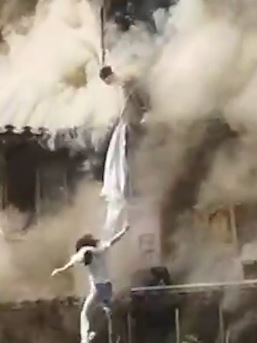 西江千户苗寨景区火灾造成2死6伤 起火原因正在调查