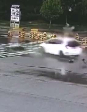 轿车加速闯黄灯撞飞摩托车，行人见状飞速跑开躲过一劫！